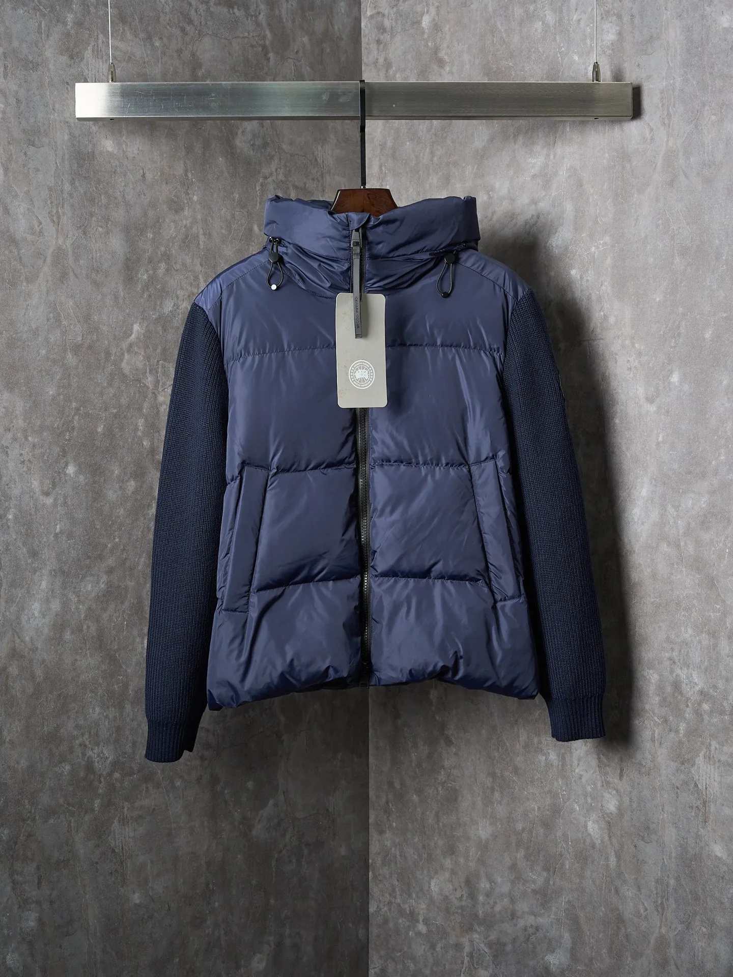 ￼ [Real auction] CANADA GOOSE/Canada Goose black label woolen sleeve spliced ​​hooded down jacket [In Stock] S M L The fabric is made of high-quality protective nylon fabric, which not only enhances the wear-resistant properties of the surface, but also takes into account wind resistance, ensuring excellent performance in various harsh weather conditions. Three-dimensional quilting process: Precision thread reinforcement to prevent velvet drilling and ensure that the fluffy and rebound properties last as new. 7-needle medium-thick knitted structure: Use thicker yarns to knit woolen fabrics with obvious thickness and weight. The texture is clearly visible, with a rough, retro texture, good skeleton feel, relatively stiff, and can maintain the silhouette of clothing for a long time. It also provides more layers of still air to lock in heat.